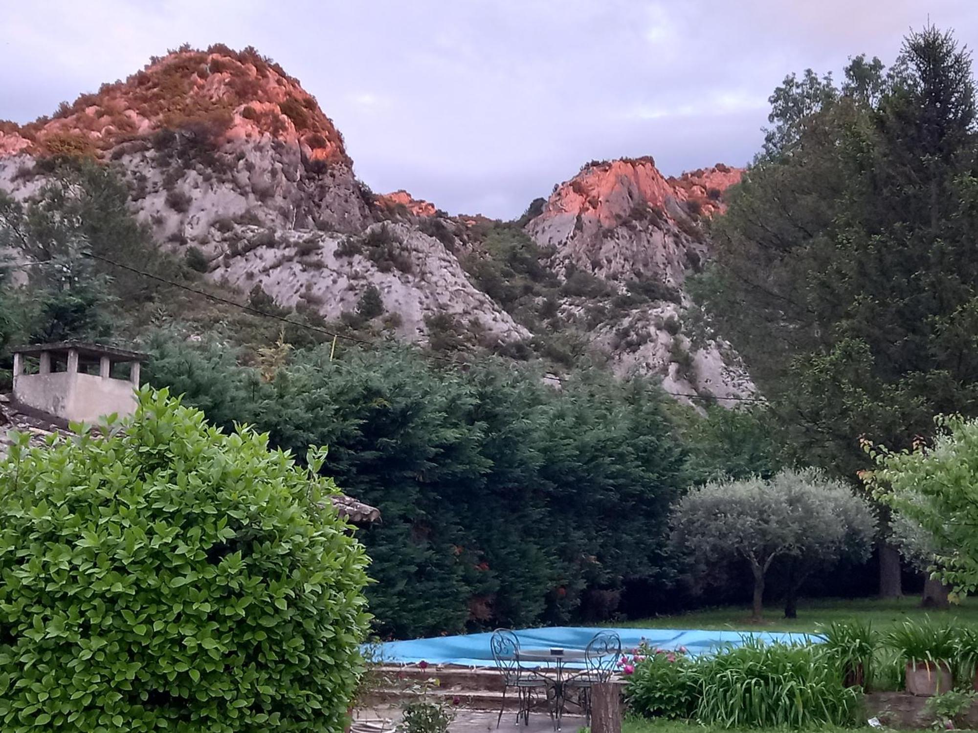 La Roulotte Du Petit Paradis Saint-Remy-de-Provence Exterior photo