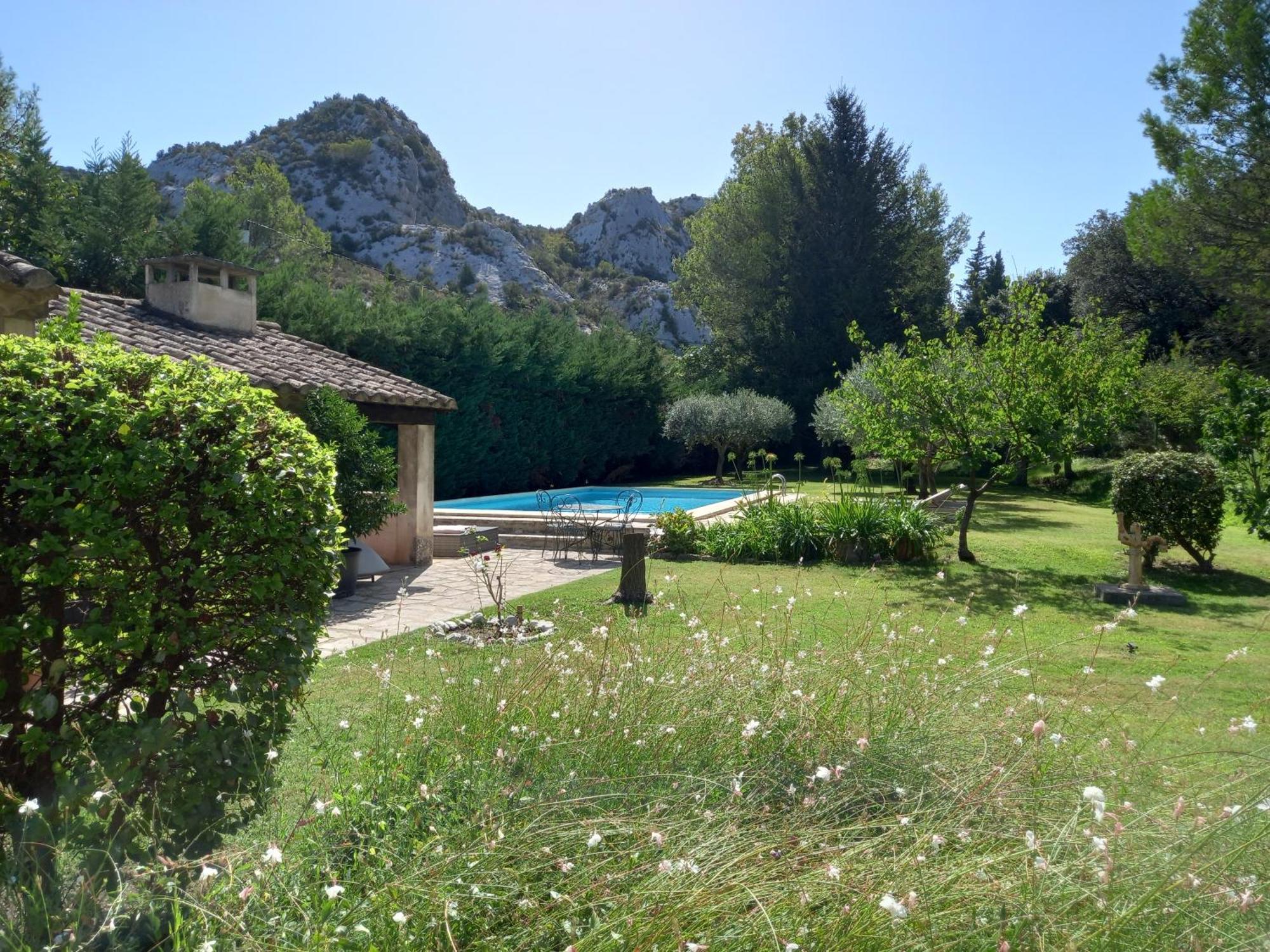 La Roulotte Du Petit Paradis Saint-Remy-de-Provence Exterior photo